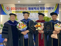 저희노회 남중앙노회 노회장님인 사바울 목사님께서 대한신학대학원대학교에서 Ph.D 명예박사학위를 받으셨습니다~~^^