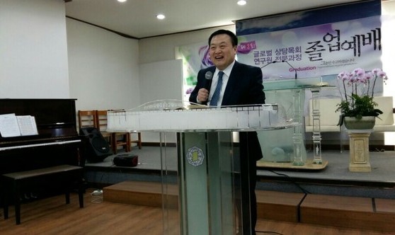 저희 신학교 부설 "글로벌 상담전문대학연구원" 졸업식입니다~~^^